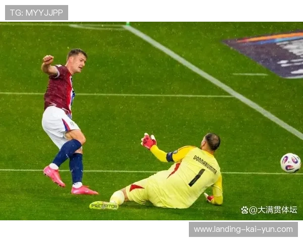 哈兰德转身甩开两人，挪威前场压迫感爆棚